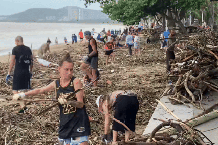 Khach Tay xan tay don rac o bo bien Nha Trang hinh anh