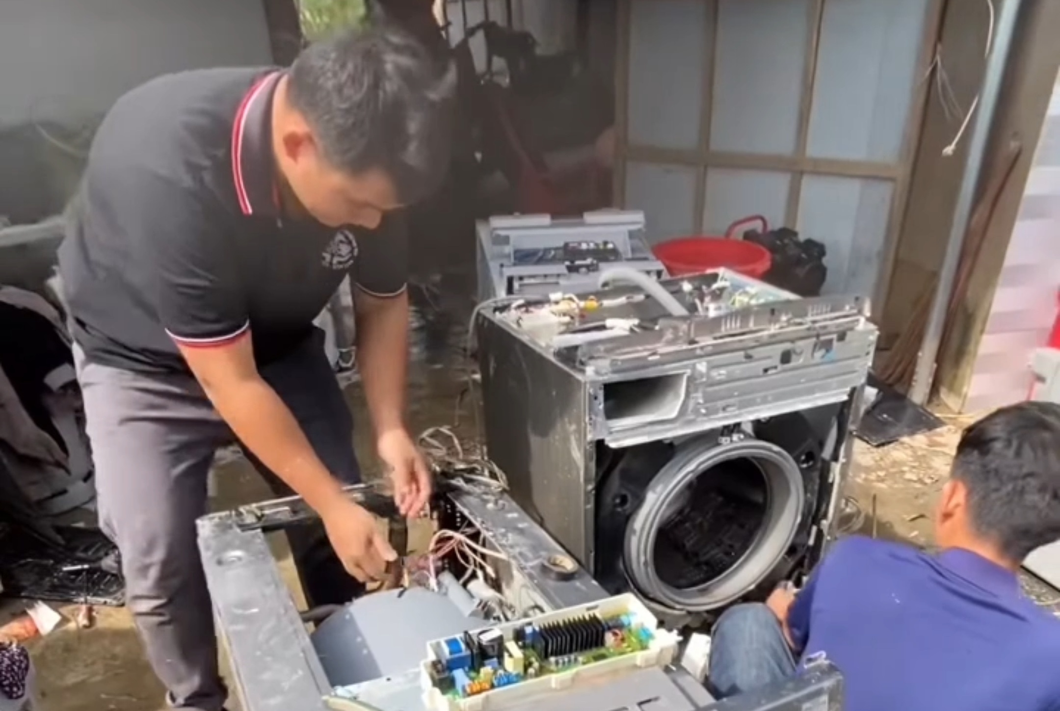 Nhom 'tho 0 dong' cuu tram tu lanh, may giat o ron lu hinh anh