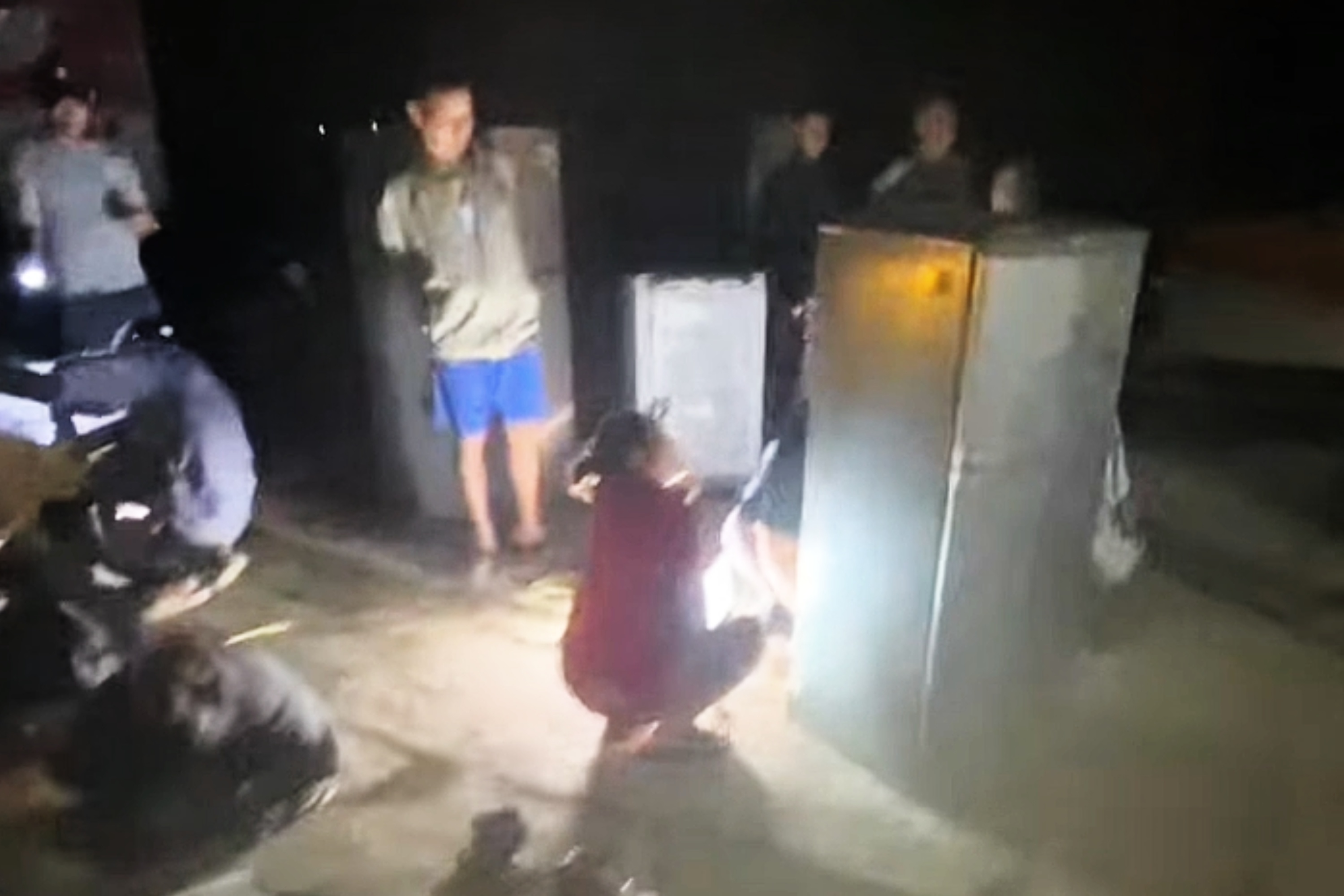 Miet mai sua tram do dien mien phi cho ba con ron lu den khuya hinh anh