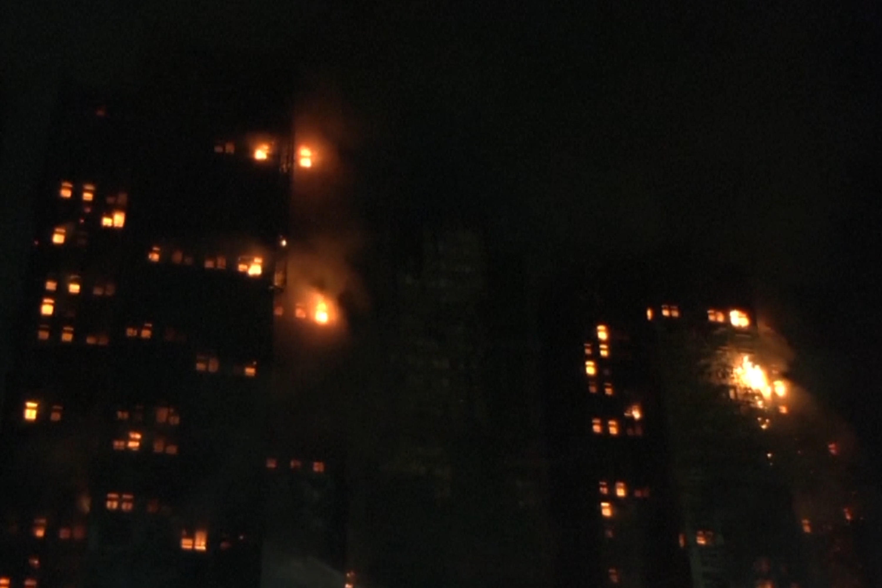 Canh chay chung cu tai Hong Kong gay chan dong hinh anh