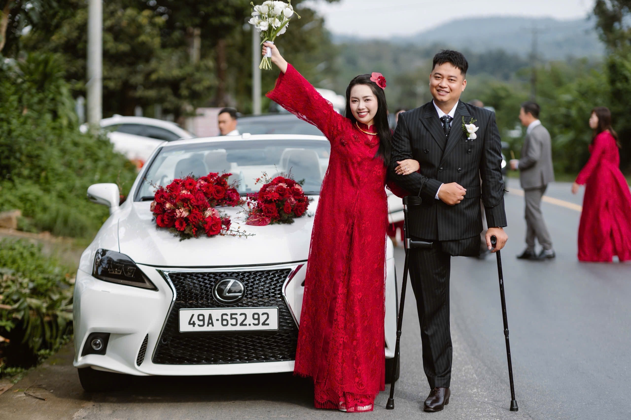 Chu re 1 chan chong nang vao don co dau khien ca hon truong xuc dong hinh anh