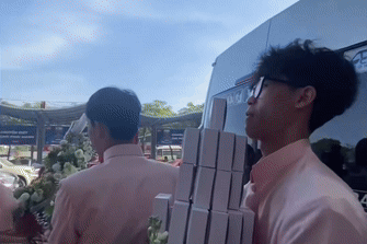 Dang ngoi cho xe buyt, chang trai bat ngo duoc nguoi la nho be trap hinh anh