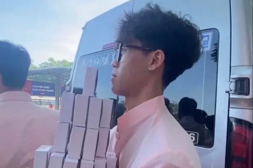 Dang ngoi cho xe buyt, nam sinh thanh nguoi be trap bat dac di hinh anh