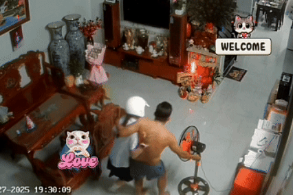 Cha va con gai o TP.HCM khoac vai nhay tu cong vao nha gay sot hinh anh
