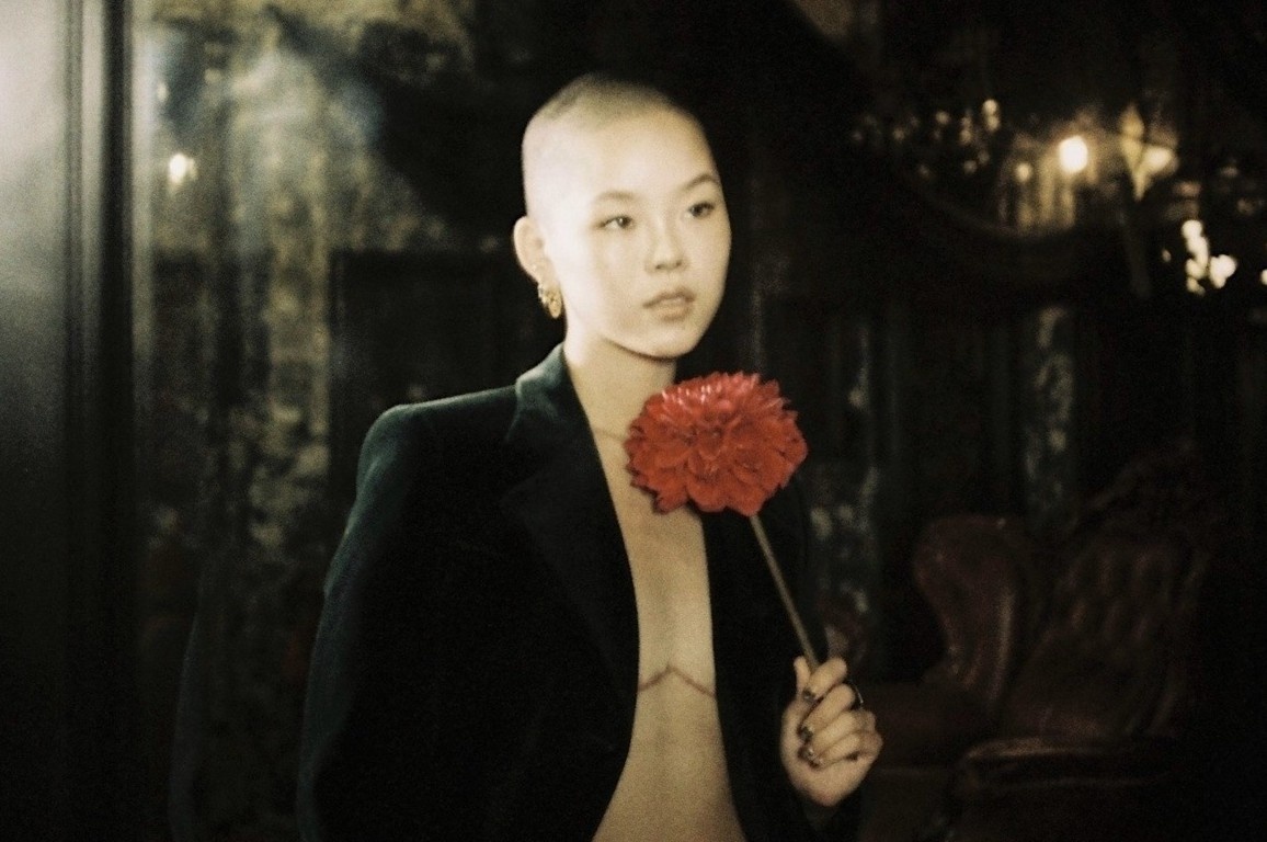 Buc anh nu idol cat bo nguc gay soc o Han Quoc hinh anh