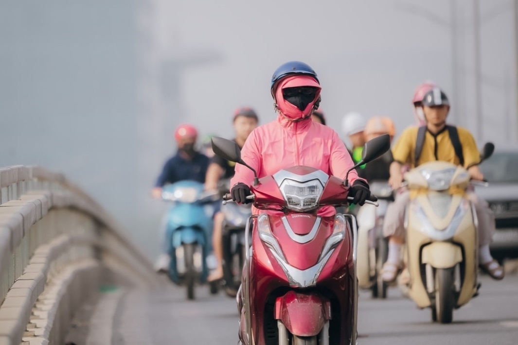 Di lam hon 100 km/ngay de tron o nhiem khong tho noi hinh anh