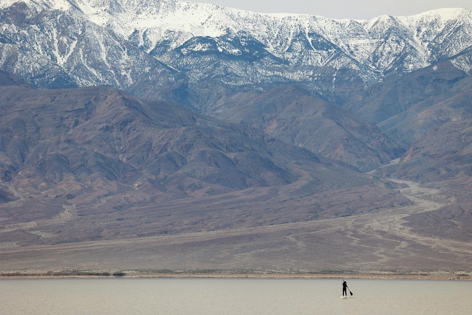 Canh ngoan muc sau tran mua ky luc o noi nong nhat Trai dat hinh anh