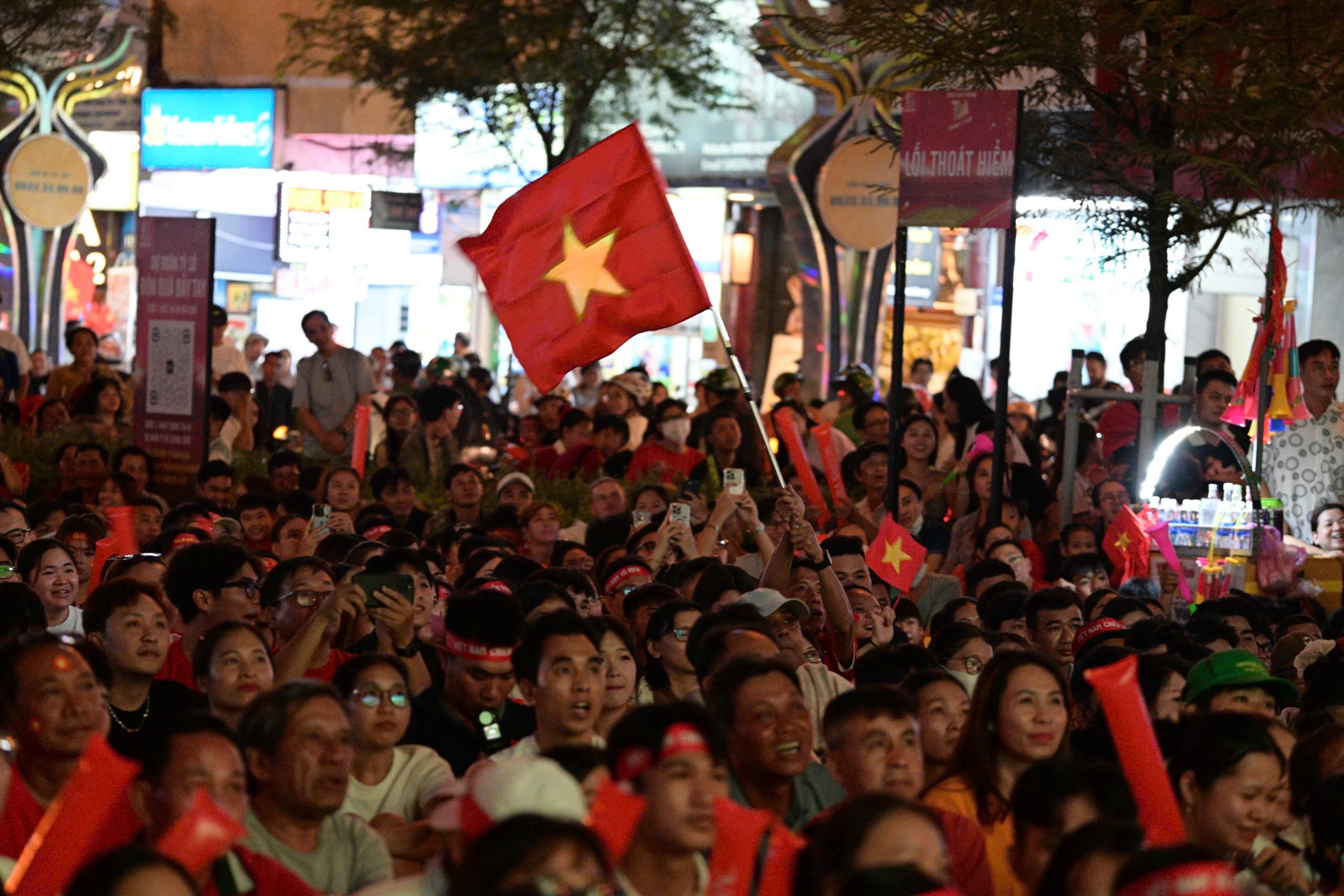 Co dong vien TP.HCM ua ra duong co vu U22 Viet Nam hinh anh