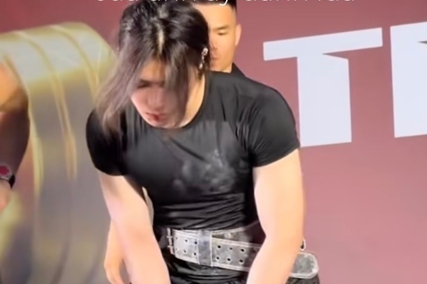 Khoanh khac nang ta 100 kg cua anh chang dien trai gay sot mang xa hoi hinh anh