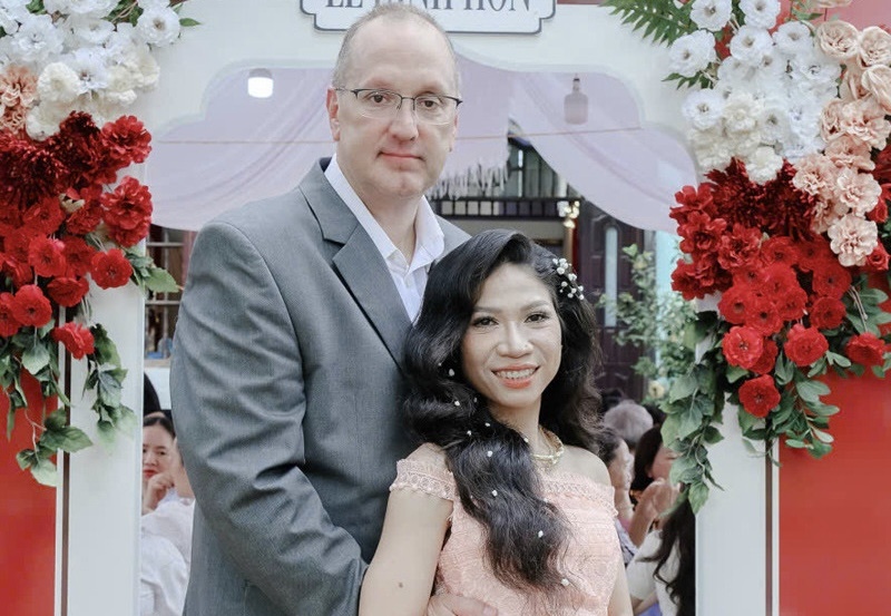 Nguoi phu nu 41 tuoi cuoi chong My cao 2 m sau man hen ho 'than toc' hinh anh