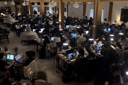 Canh ca tram khach ngoi go laptop trong quan ca phe TP.HCM gay choang hinh anh