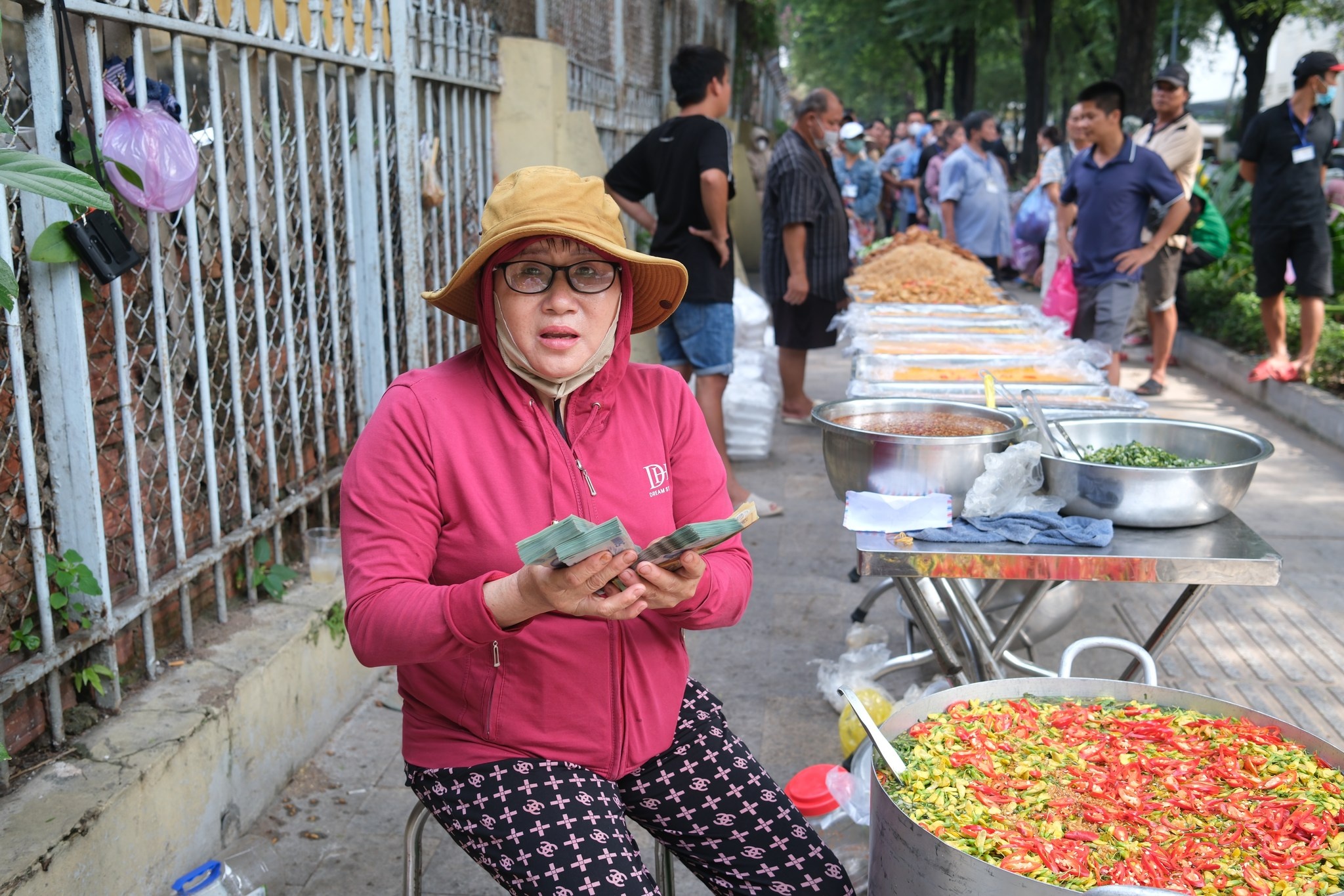 'Dui' 150 trieu, 1.000 AUD cho bep tu thien TP.HCM roi bo di hinh anh