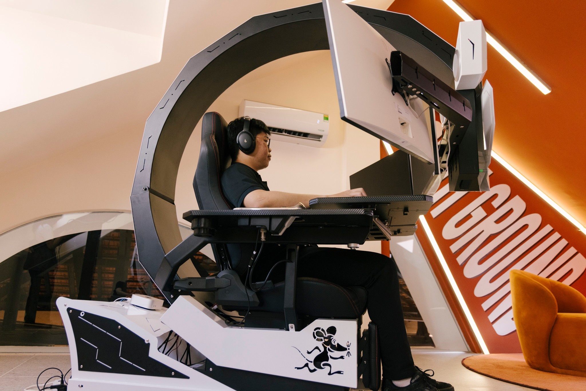 PC 3 man hinh, 'hop' lam viec rieng tu o quan ca phe TP.HCM hinh anh