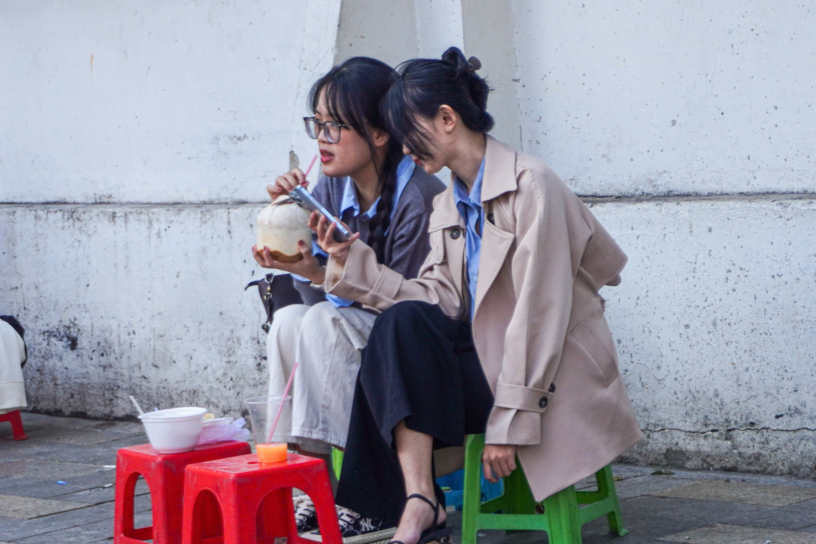 TP.HCM lanh 17 do C, dan cong so dien ao mang to di lam hinh anh