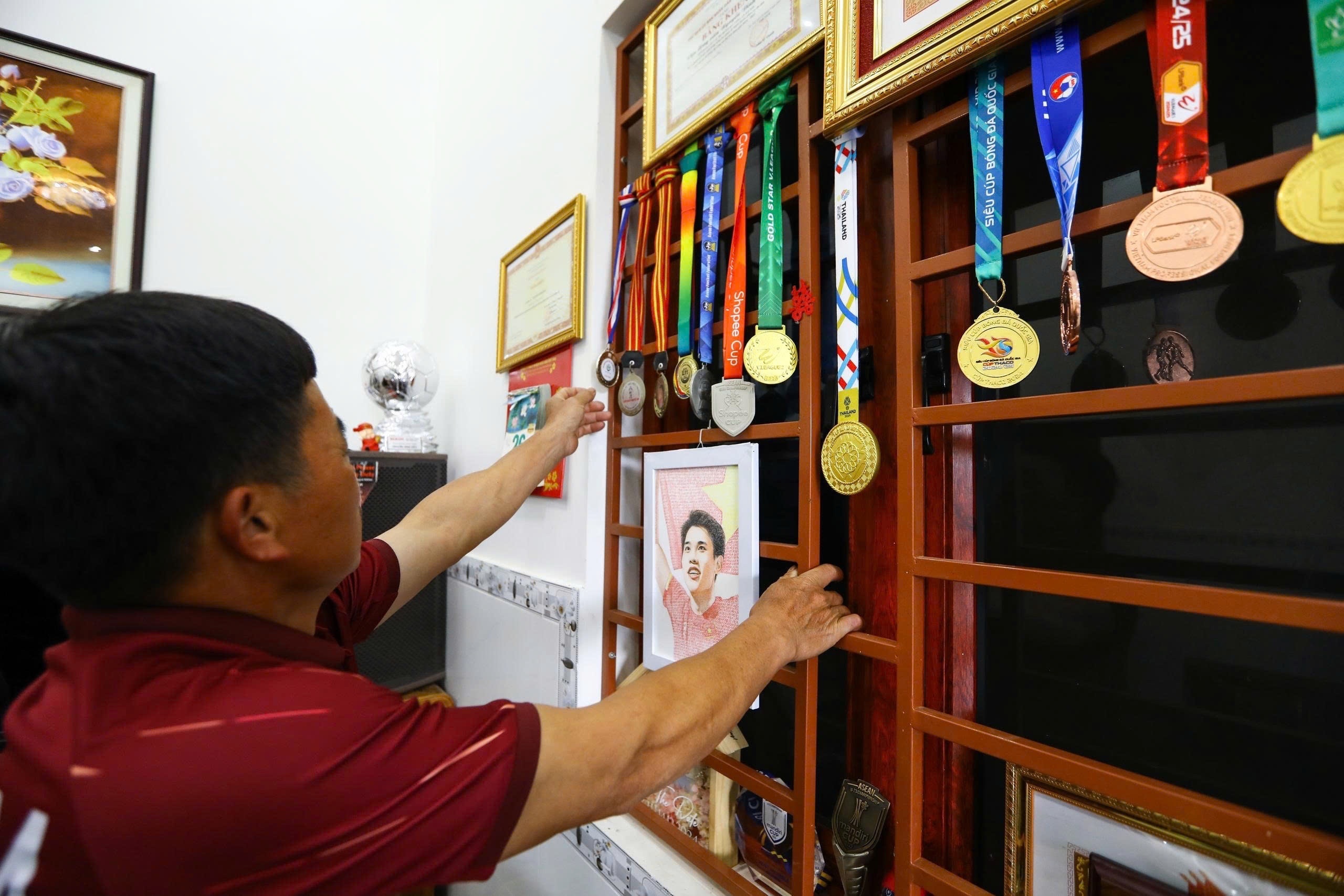 Bo Dinh Bac tu hao khoe tung huy chuong, bang khen cua con trai hinh anh