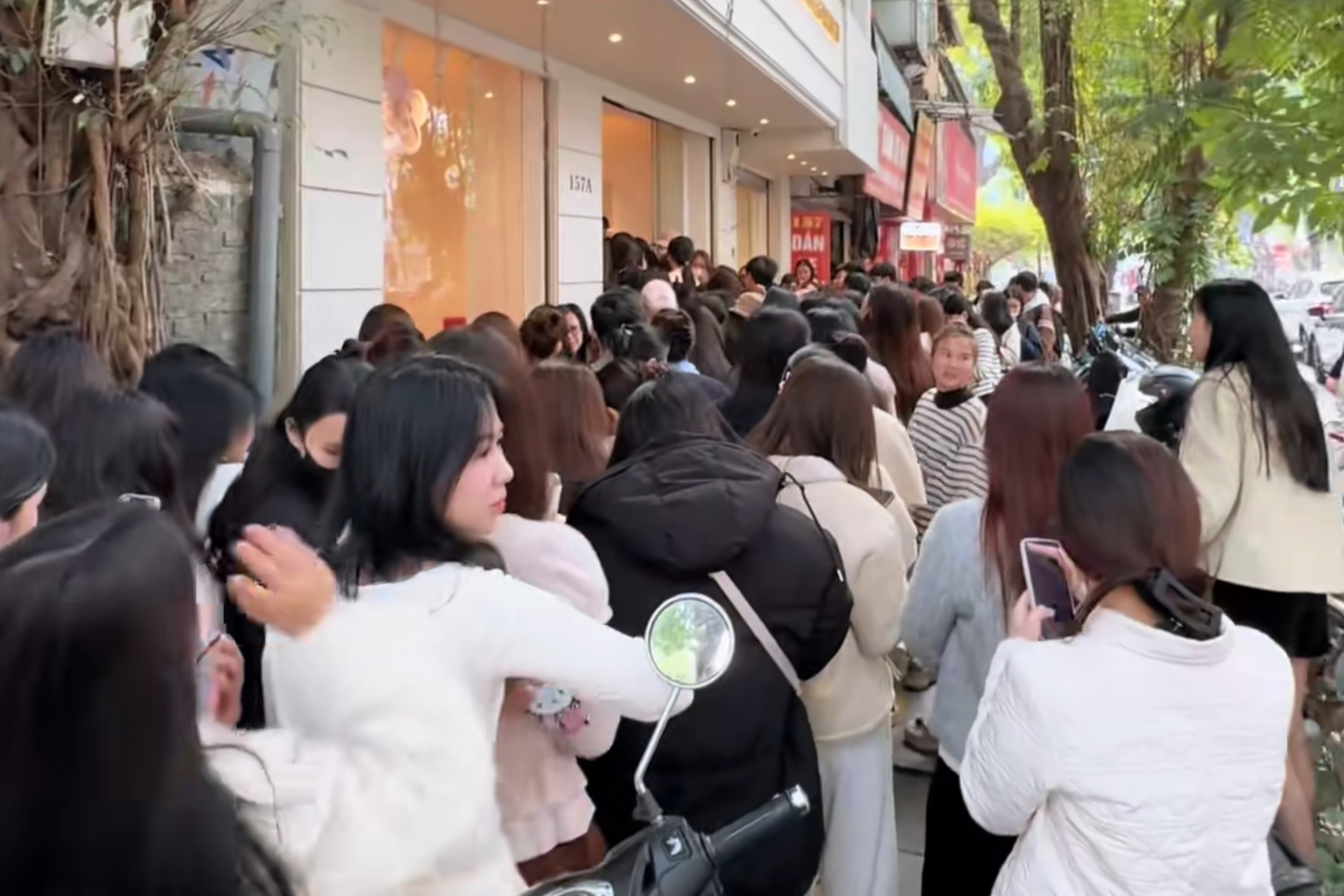 Khach chen chuc mua ao dai dip can Tet, shop thoi trang xin loi hinh anh