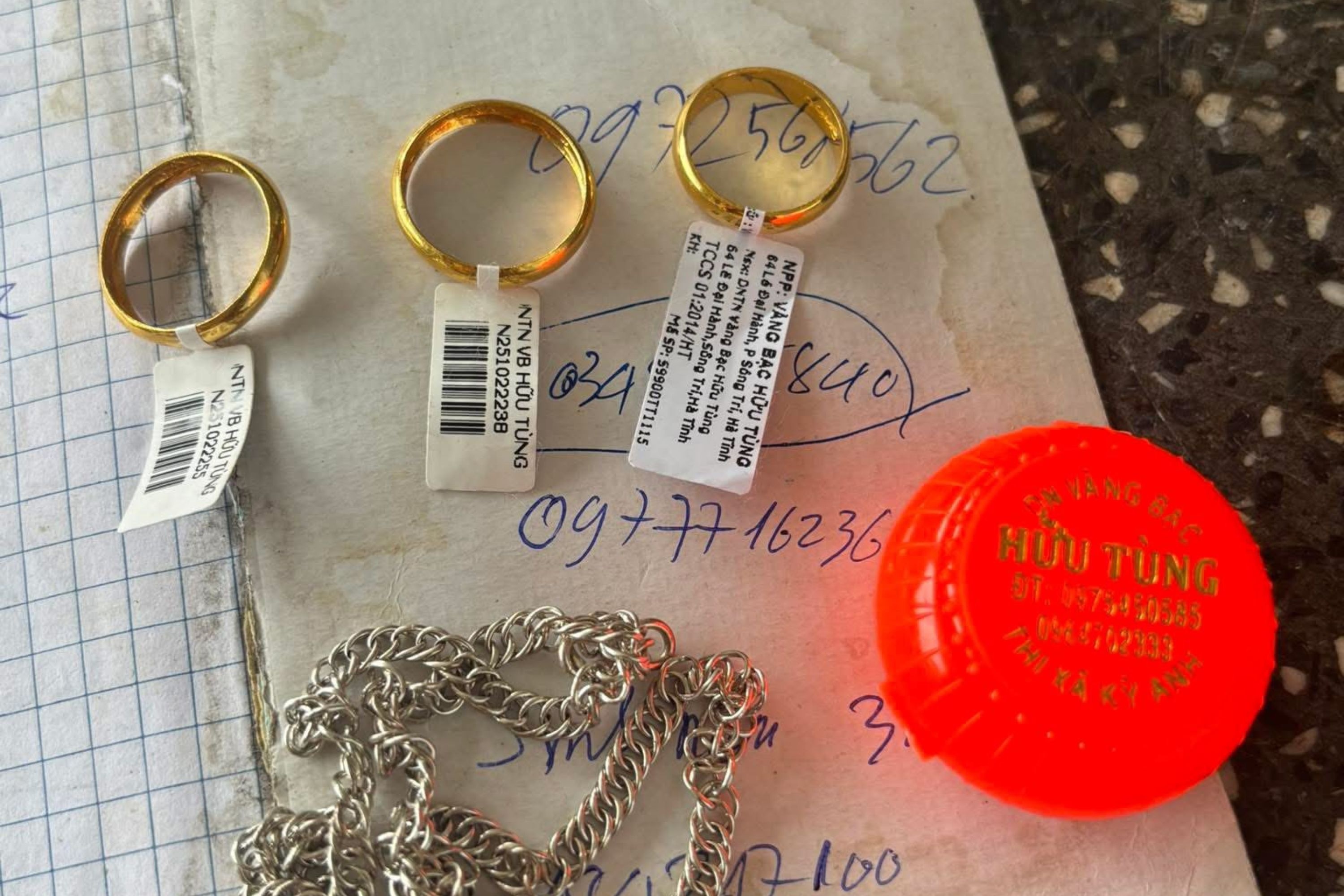 Hai nguoi phu nu nhat duoc tui vang ben duong ngay giap Tet hinh anh