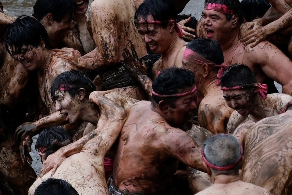 Canh tuong gay choang trong le hoi khoa than o Nhat Ban hinh anh