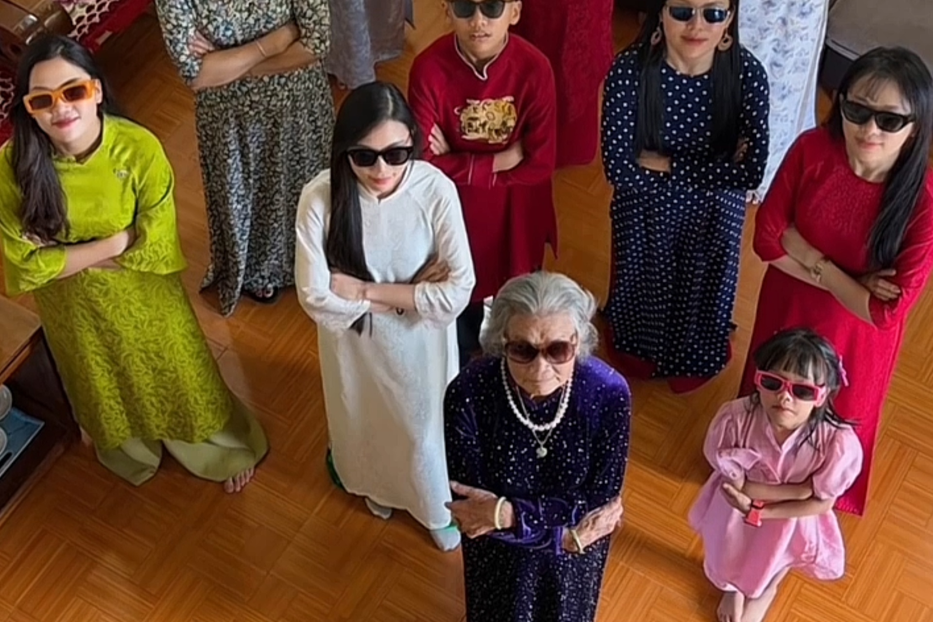 Du trend cung con chau, ba ngoai 96 tuoi gay sot vi 'lung qua thang' hinh anh