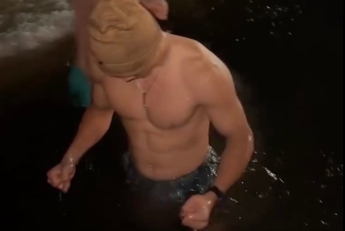 Bui Tien Dung tam song bang duoi troi am 6 do C hinh anh