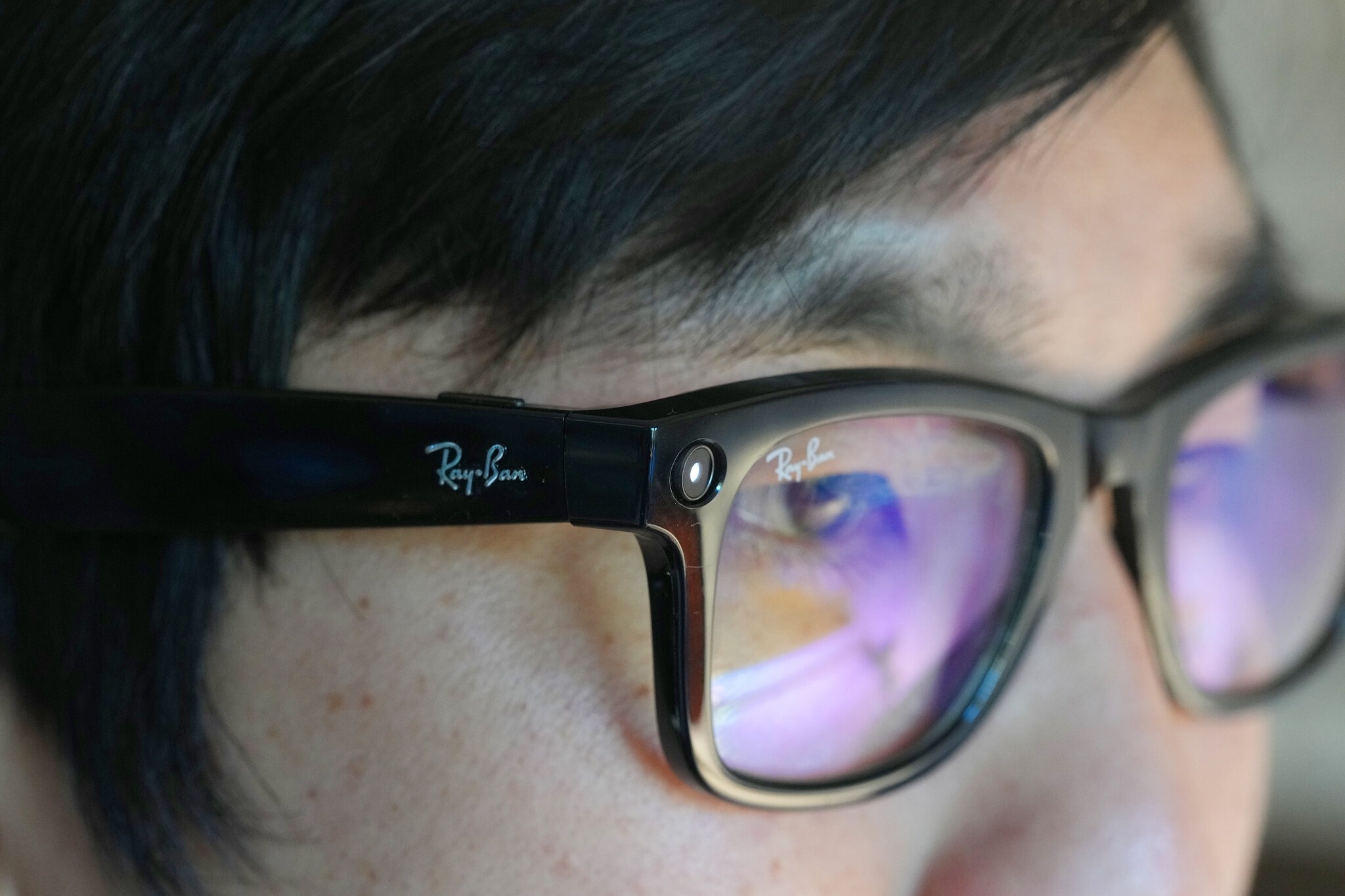 Kinh AI cua Zuckerberg 'nhin trom' phong ngu hang trieu nguoi the nao? hinh anh