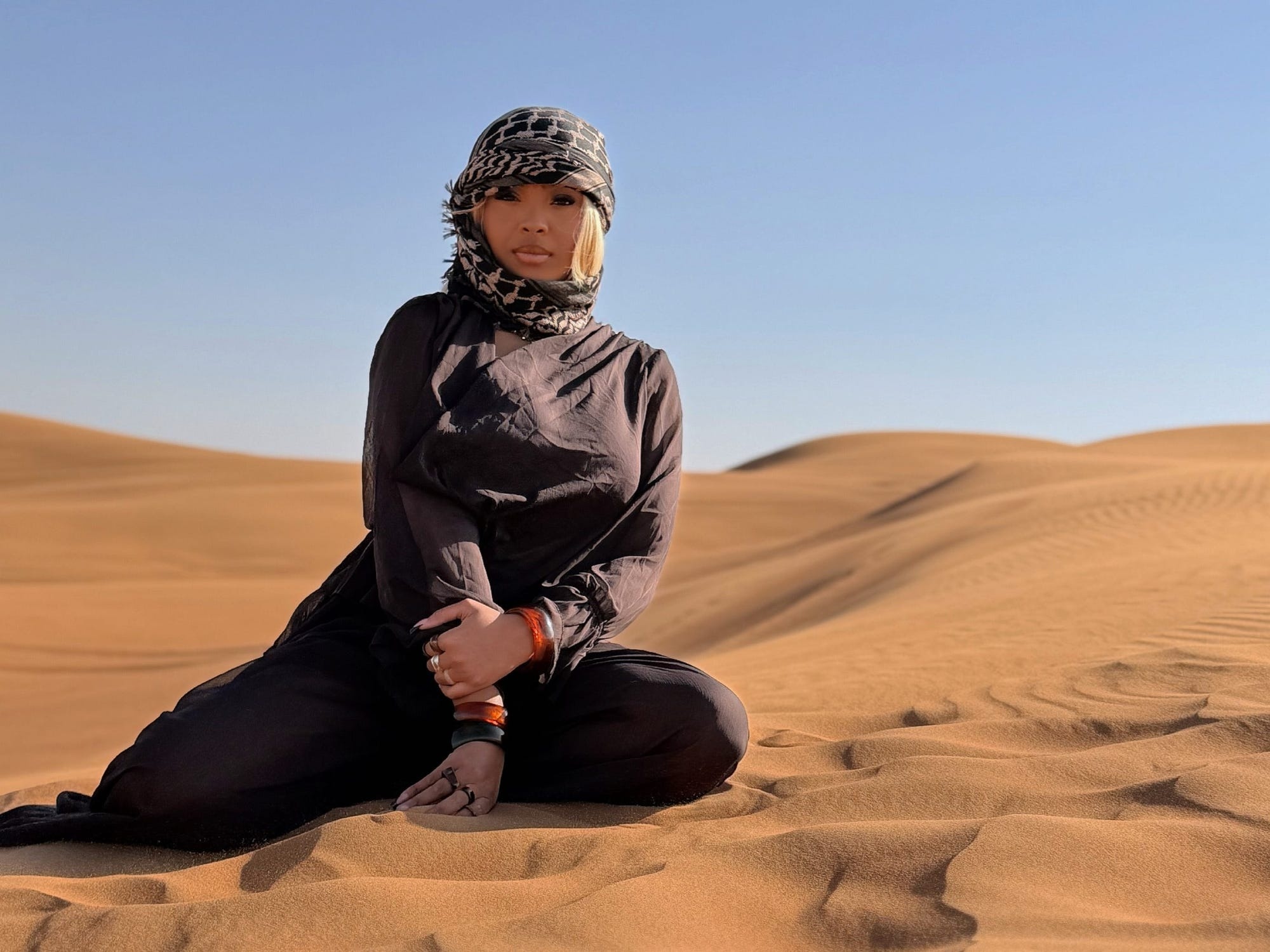 Mac ket o Trung Dong, du khach cau cuu vi hoa don khach san 5 sao hinh anh