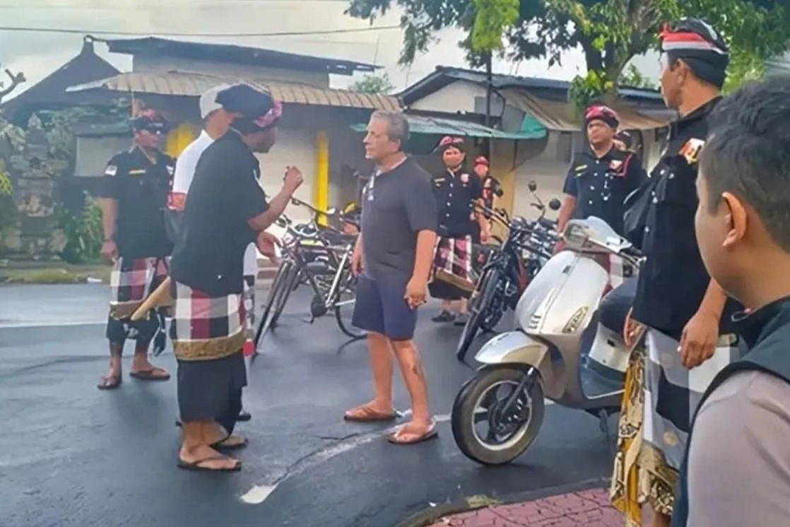 Du khach bi tam giu vi ra duong trong ngay 'dong bang' Bali hinh anh