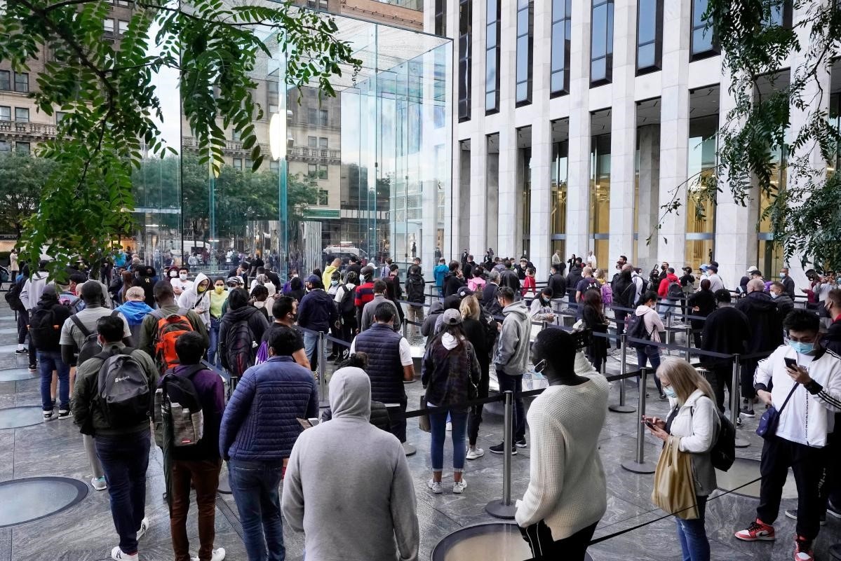 xep hang mua iPhone 14 anh 4