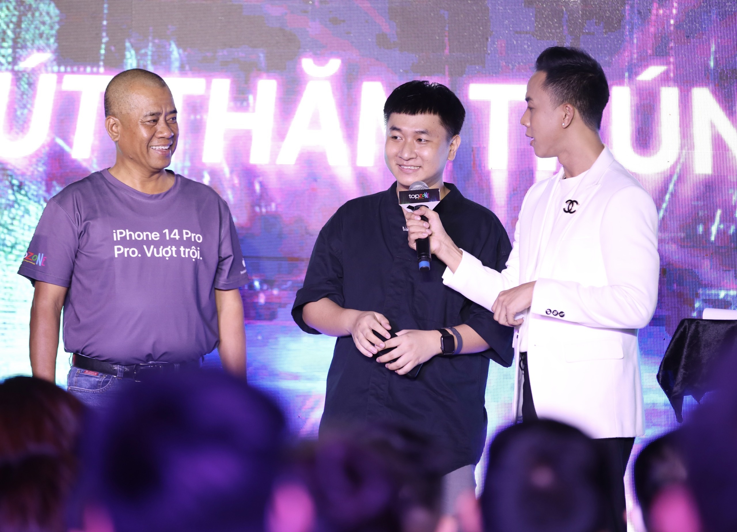 xep hang mua iPhone 14 anh 2