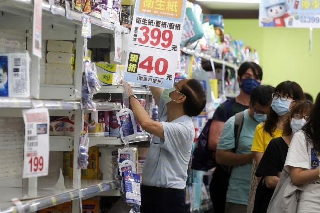 Dai Loan 2 ngay lien tiep lap ky luc ve so ca mac Covid-19 moi hinh anh