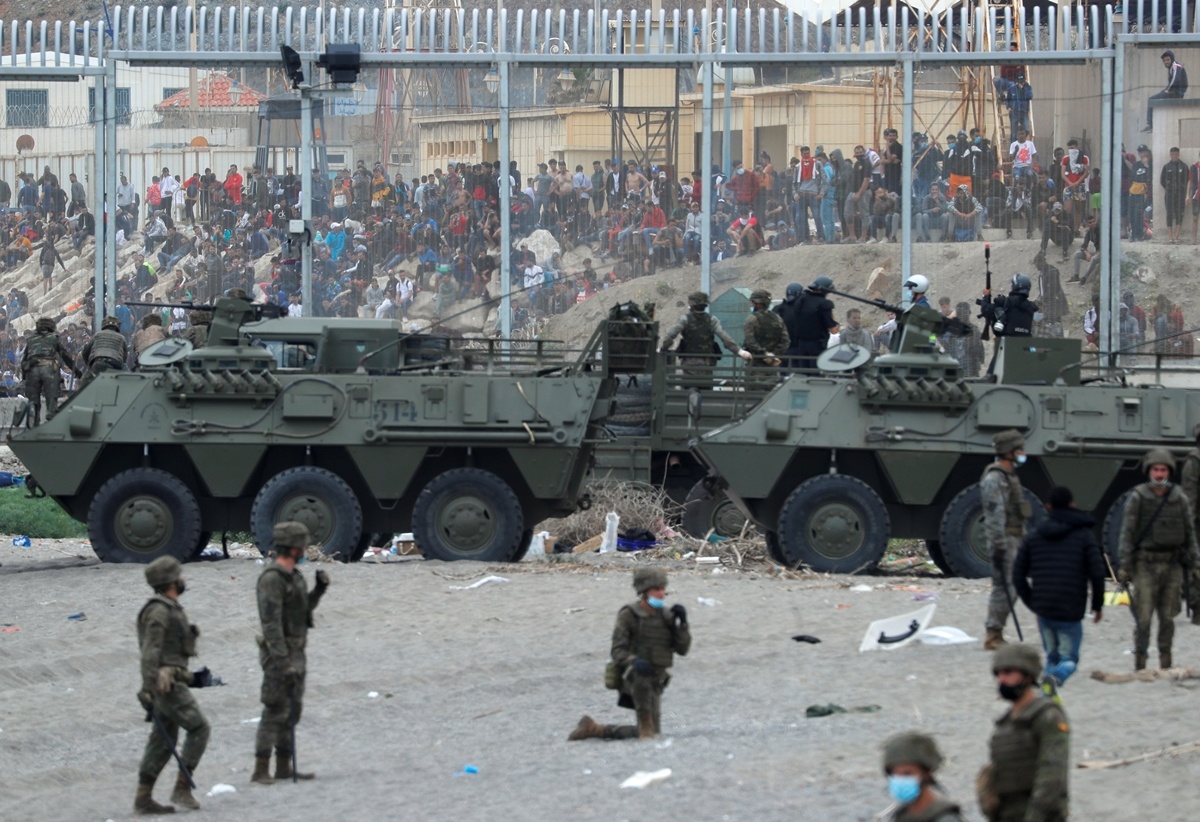 Tay Ban Nha dieu xe boc thep chan 8.000 nguoi vuot bien hinh anh