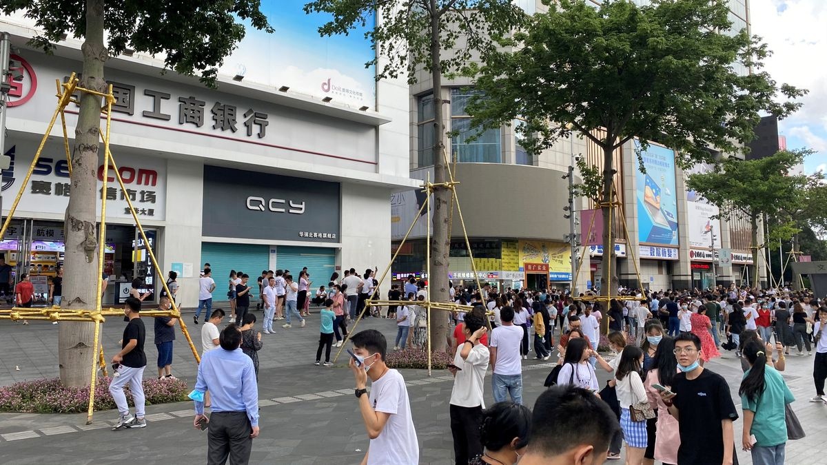 Trung Quoc dong cua toa nha 71 tang rung lac bi an hinh anh