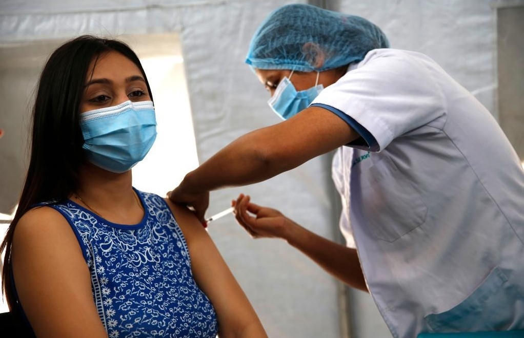 Vi sao COVAX 'lo hen' giao vaccine? hinh anh