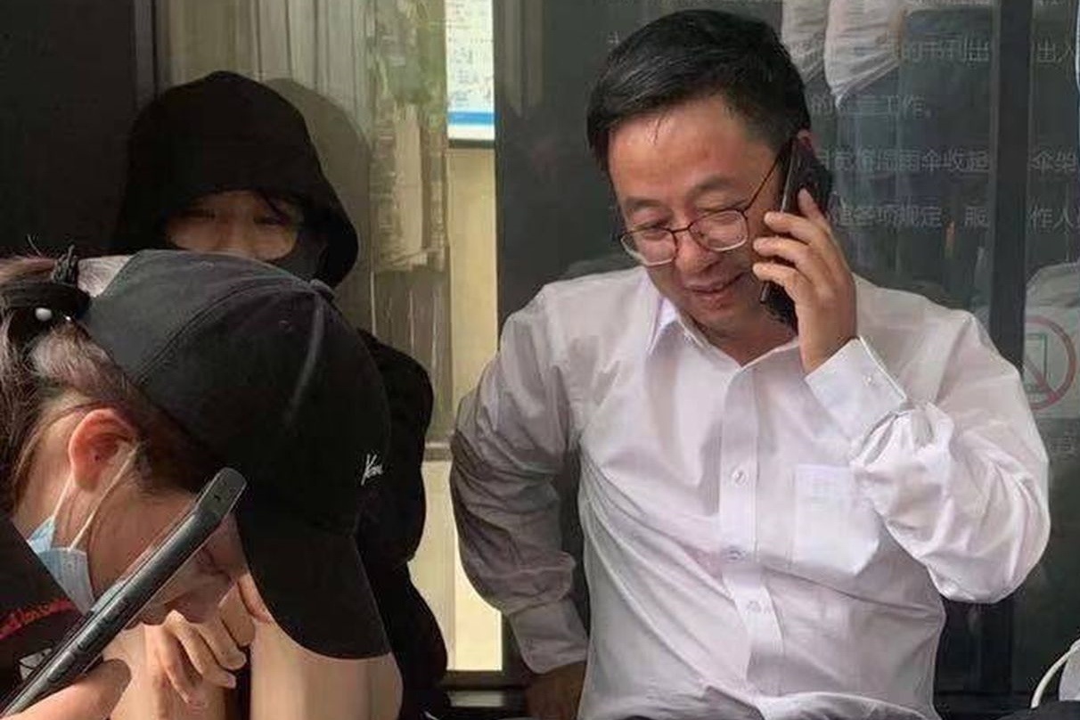 Sinh vien Trung Quoc giu hieu truong lam con tin hinh anh