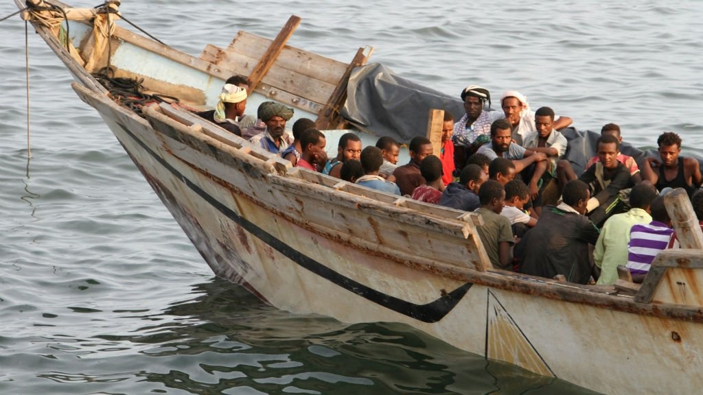 Thuyen cho di dan bi dam, thi the dat vao bo Bien Do hinh anh