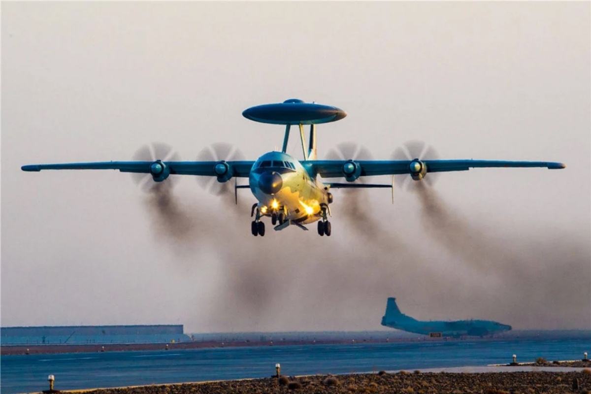 Phan doi Trung Quoc dua tau va may bay toi Da Chu Thap hinh anh