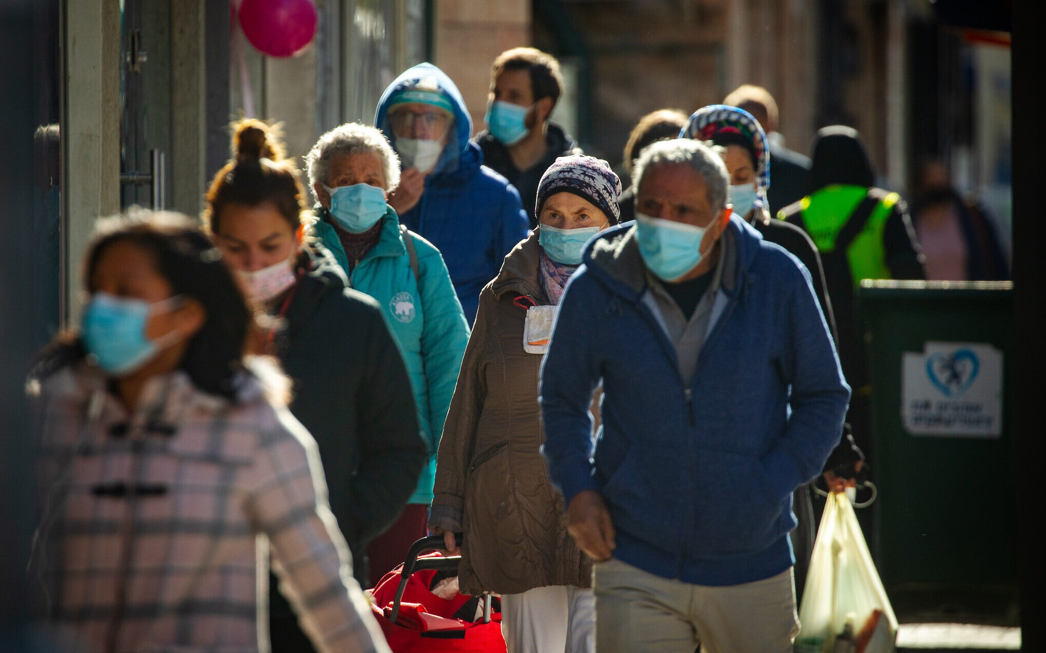 song chung voi Covid-19 anh 1