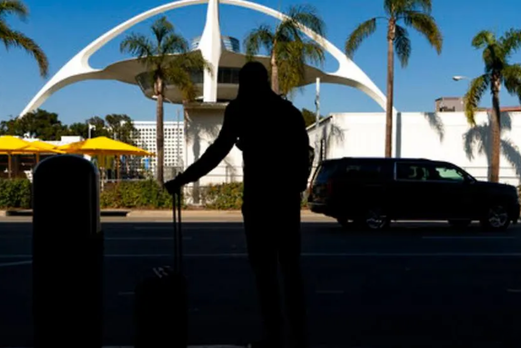 Nguoi dan ong My nhay khoi may bay dang di chuyen hinh anh