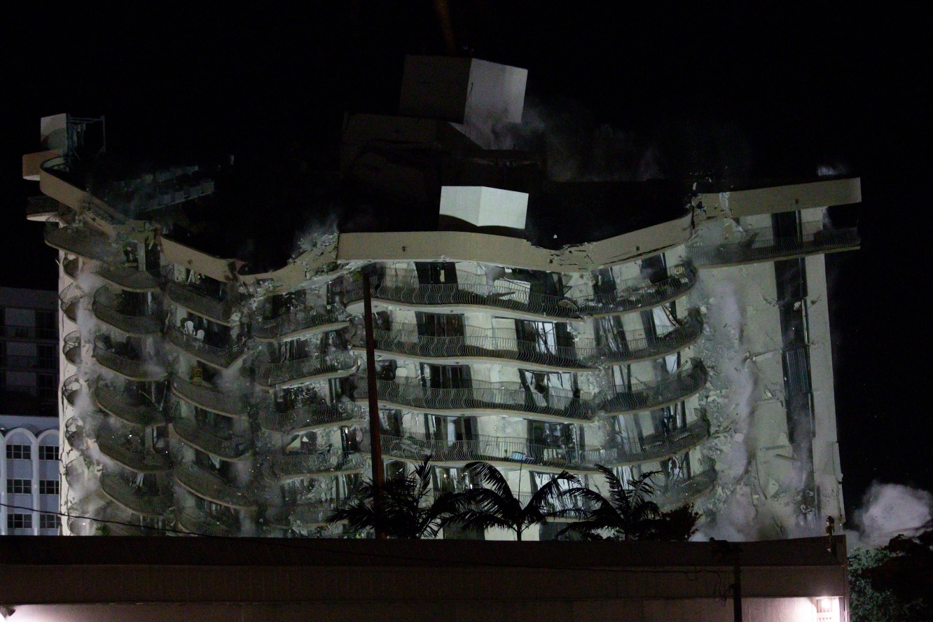 My danh sap phan con lai cua chung cu 12 tang truoc bao Elsa hinh anh