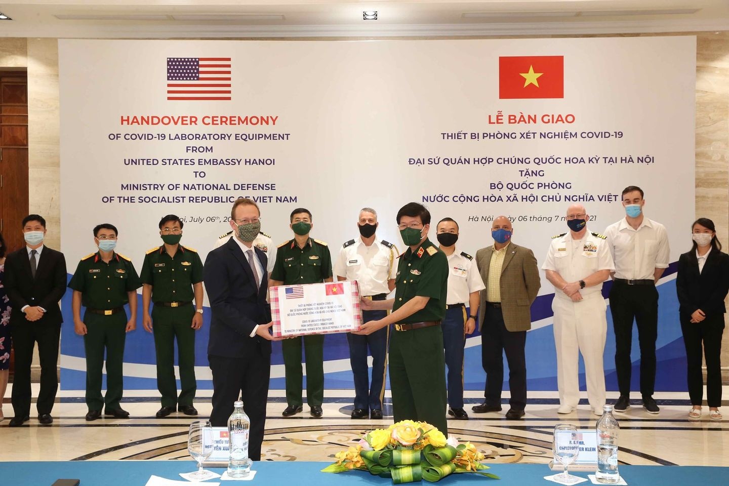 My ho tro thiet bi xet nghiem Covid-19 cho Viet Nam hinh anh