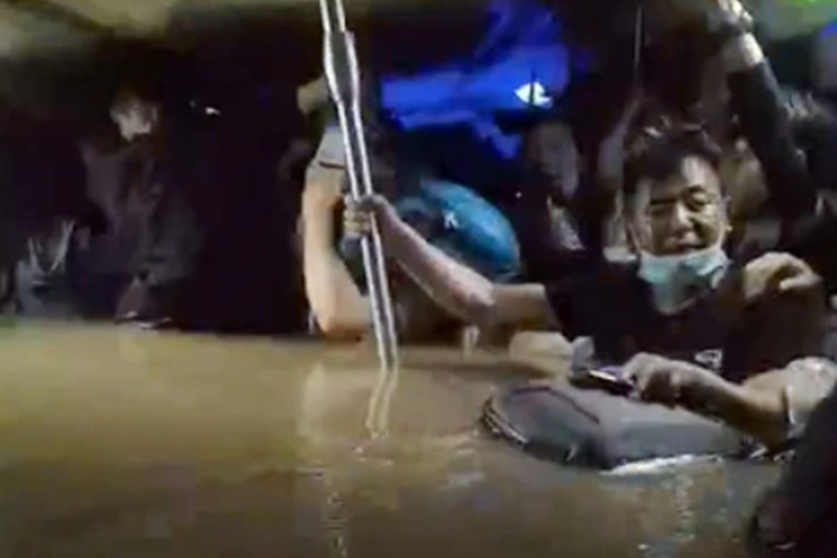 Loi cau cuu trong bien nuoc o Trinh Chau hinh anh