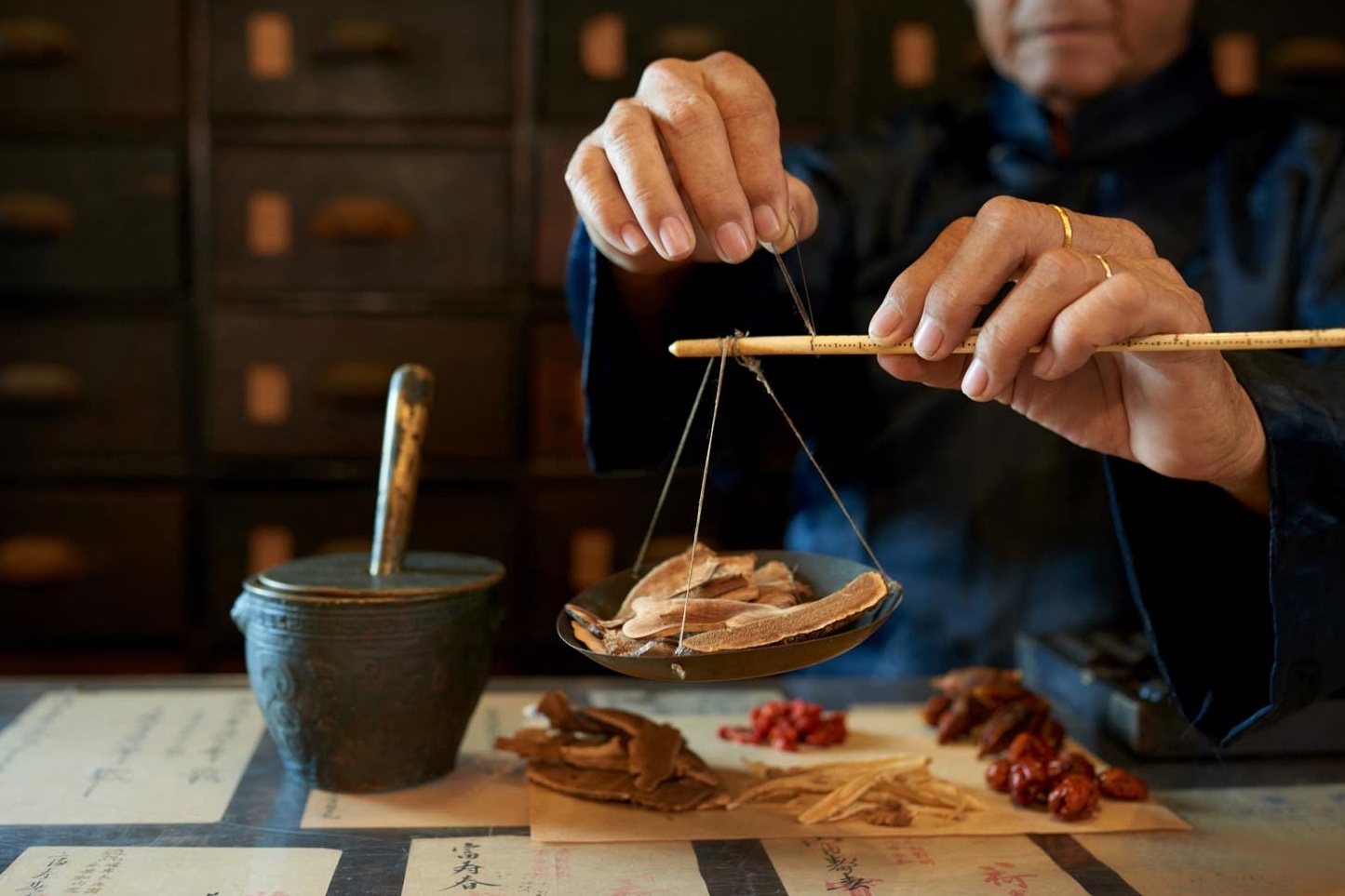 Trung Quoc dieu tri Covid-19 bang dong y tu nhung ngay dau o Vu Han hinh anh