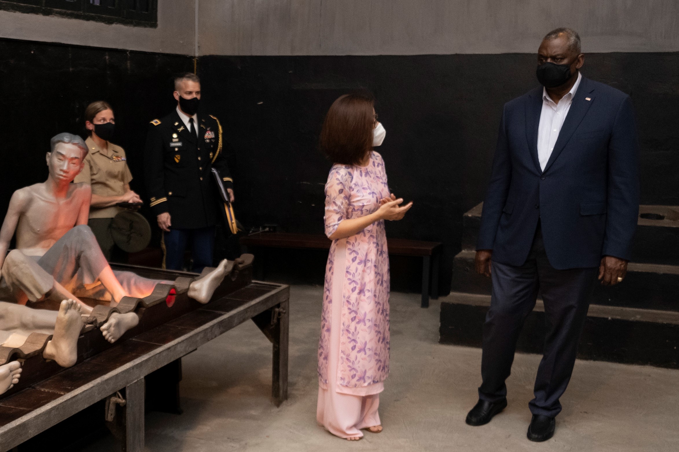 Bo truong Quoc phong My tham nha tu Hoa Lo hinh anh