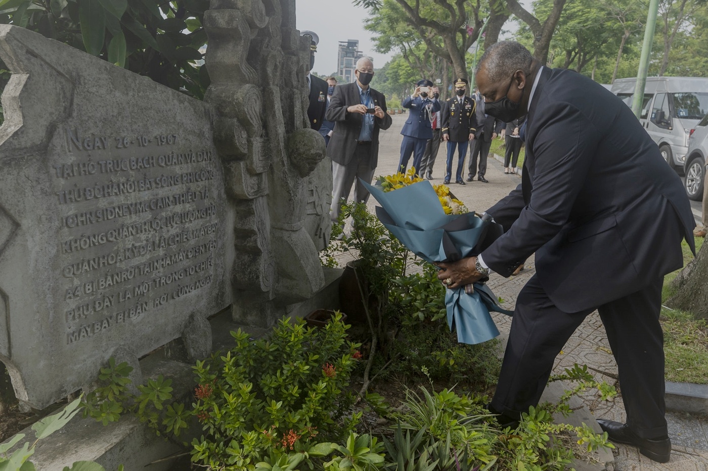 Bo truong Quoc phong My dat hoa tuong niem Thuong nghi si John McCain hinh anh