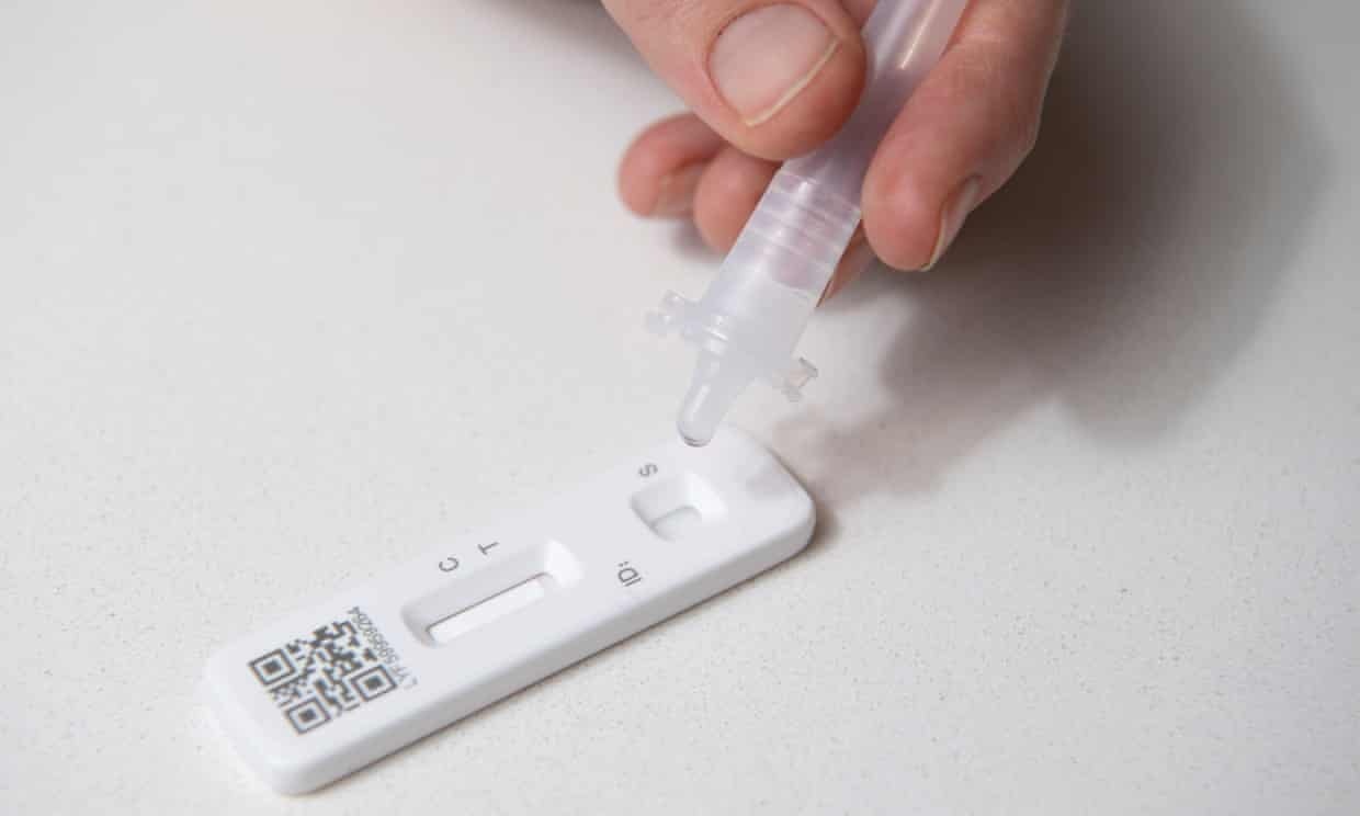 Chuyen gia Anh: Omicron ‘khong con la can benh’ nhu lan song truoc hinh anh