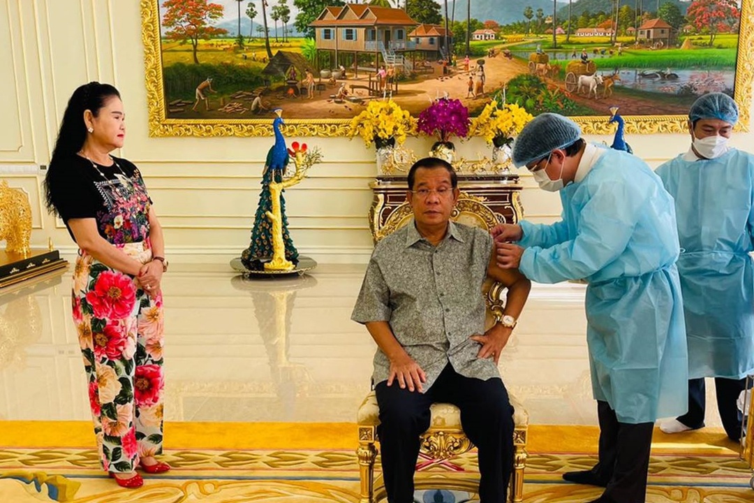 Thu tuong Hun Sen va vo duoc tiem mui vaccine thu ba hinh anh