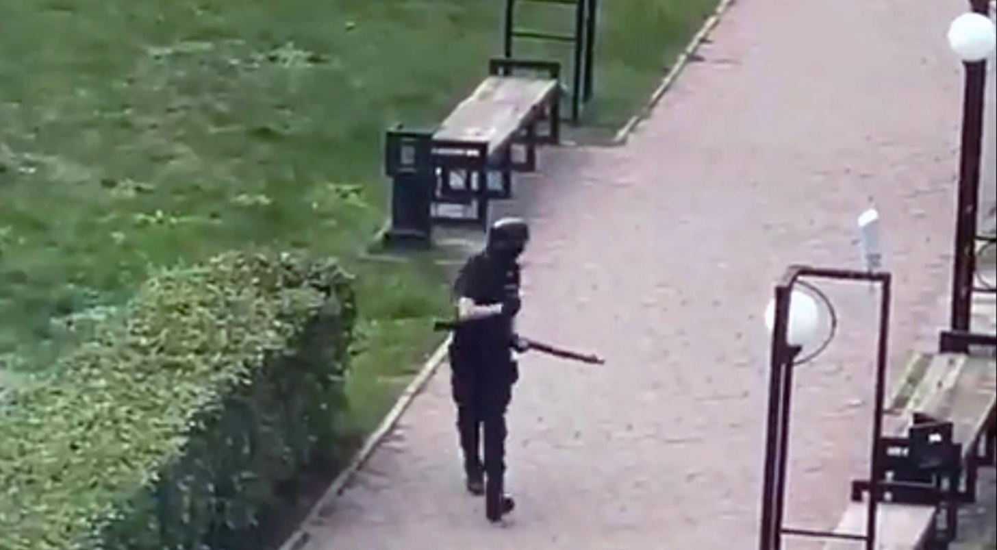 Xa sung khien hang loat nguoi thiet mang trong truong hoc o Nga hinh anh