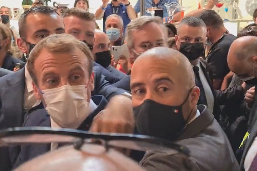 Tong thong Phap bi nem trung trung nguoi hinh anh