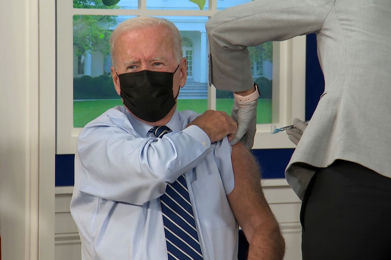 Tong thong Joe Biden duoc tiem mui vaccine thu ba hinh anh