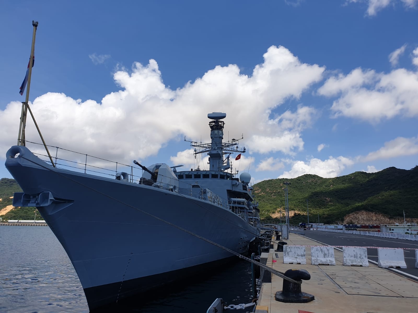 Chien ham Anh dien tap cung tau hai quan Viet Nam hinh anh